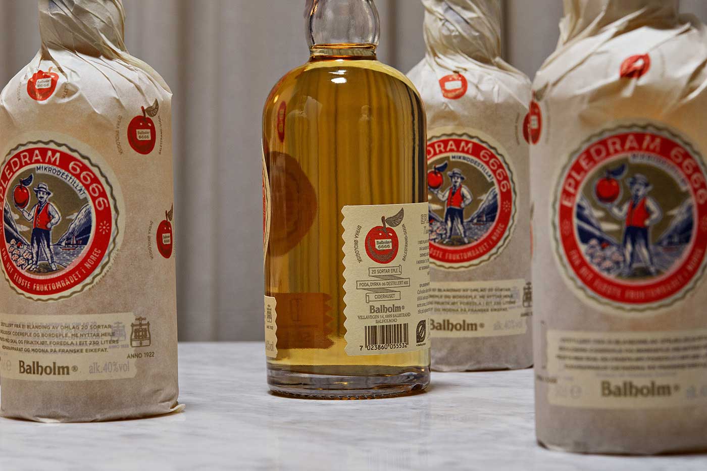 蘋果白蘭地酒復(fù)古包裝展示